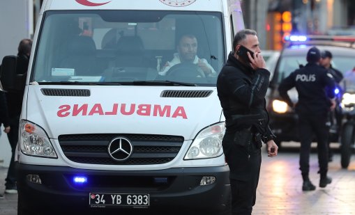 Петчленно семейство е затрупано под рухналата сграда край Истанбул