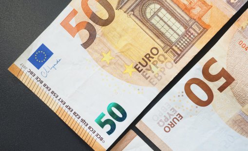 Възрастен грък хвърля по минувачи банкноти от 50 евро