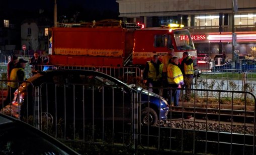 Катастрофа между кола и трамвай блокира движението около "Пирогов"