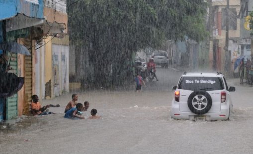 Ураганът „Мелиса леко отслабна, достигайки Ямайка