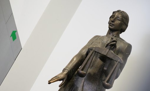 Условна присъда за учителя, правил секс с непълнолетна ученичка