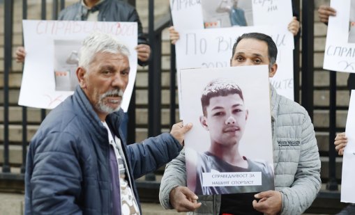 Близки на убитото момче в мола протестираха в София СНИМКИ