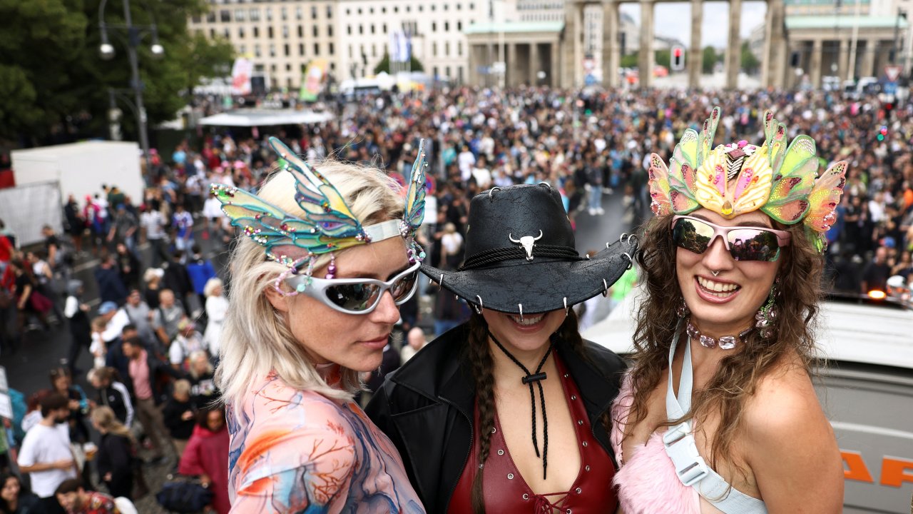 В кадър: Техно парадът Rave The Planet в Берлин - Новини от Dnes.bg