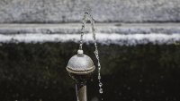 Кардиолог за жегите: Да пием редовно вода, дори да не усещаме жажда