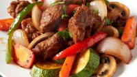 Вкусна и лесна рецепта: Свинско месо с зеленчуци в тиган