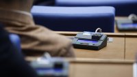 Окончателно: Държавните служители ще плащат осигуровки, парите за майките и безработните се замразяват