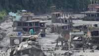 В Тибет смъртоносното свлачище образува ново езеро