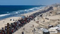 Трогателни кадри: Стотици палестинци се отправиха към северната част на Газа