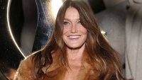 Саркози го чака затвор, а съпругата му Карла Бруни се усмихва на ревю на Saint Laurent
