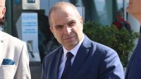 Глоба и устно предупреждение за служителя, карал се с пътничка на летището