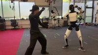 Мъск тренира бойни изкуства с робот