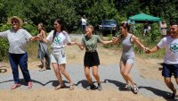 Грета Тунберг се хвана на хорото на протест в РСМ ВИДЕО