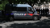 Френски следователи претърсиха Елисейския дворец по дело за корупция