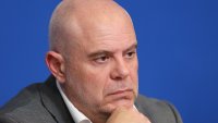 Въпреки неприязънта си към адвокатското съсловие, Иван Гешев се регистрира като адвокат