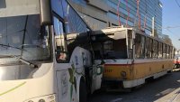 Трамвай и автобус се удариха на "Ситняково"