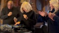 Брижит Макрон влезе в ролята на DJ на парти в Диснилед ВИДЕО