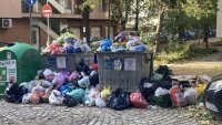Боклук залива кв. "Лагера", страх от зарази и нашествие на плъхове СНИМКИ