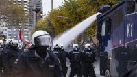 Камъни, горящи барикади и ранени: Протестите в Германия излизат от контрол