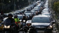 В Гърция шофьорът вече може да е с дебело яке и да пие вода и кафе