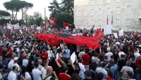 Съборени огради и масови протести срещу луксозен курорт на албанското крайбрежие ВИДЕО