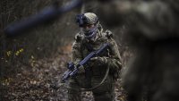 Битка за тръбопроводи: Средно руският войник живее 10 минути извън тях