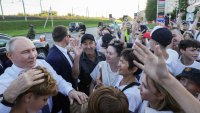 Путин спря кортежа си заради деца в Новосибирск пред... празна бензиностанция ВИДЕО