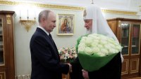 Путин подари букет бели рози на руския патриарх Кирил