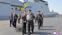Ким Чен Ун и дъщеря му наблюдаваха изстрелване на ракета от новия си разрушител