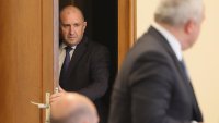 Основната цел на Радев е да  държи България максимално далеч от войната в Украйна