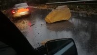 Парче скала падна на пътя Самоков – София, наводнено е платното при „Лебед“-а