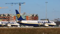 Пътници бесни на Ryanair: Останали със счупени крайници, след като скочили от крилата ВИДЕО