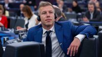 Унгарските депутати си намалиха заплатите с 40%, ще вземат 3690 евро