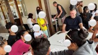 Добро дело: Ицо Хазарта заведе 56 изоставени деца на море