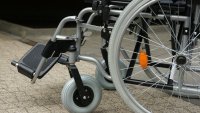 Свалиха българче в инвалидна количка от самолет