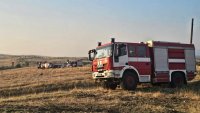 Пожарът в Сакар продължава да държи десетки огнеборци на крак
