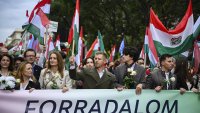 Десетки хиляди унгарци излязоха на митинги на управляващите и на опозицията