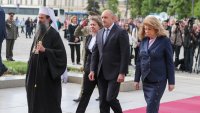 Радев, Киселова и Йотова поднесоха цветя пред Паметника на Незнайния воин