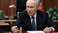 Защо рейтингът на Путин пада сега и какво общо има той с войните? 