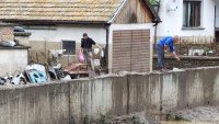  Военнослужещи се включват в разчистването на къщите, залети от водата в с. Тича 