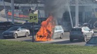 Кола се запали на летище &ldquo;Васил Левски&rdquo;