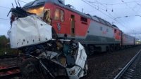 Сблъсък между рейс и товарен влак в Ленинградска област, има загинал и ранени