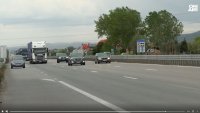 Интензивен е трафикът по основните пътища в страната