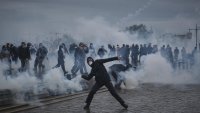 Вълната на протестите във Франция се надига: Близо 1000 арестувани