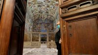 Коминът на покрива на Сикстинската капела вече е монтиран