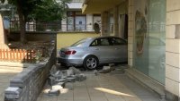 Възрастна дама "паркира" в офис