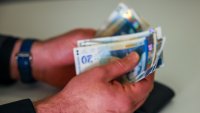 Заплата един път: 2923 българи са се подписвали за над 100 000 лв. месечно