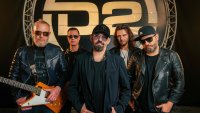 D2 представя своята първа плоча 