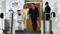 Семейство Макрон отчаяно се стремят да се преструват, че всичко е наред