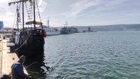 Проверяват за замърсяване на морето след атаката срещу двата кораба