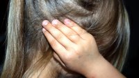 Грозни клипове: 12-годишни деца унижават своя връсничка, карат я да целува обувки